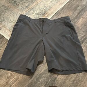 Dark grey men’s heat gear golf athletic shorts, under armour size 38